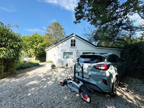 Property building, Garden, Parking