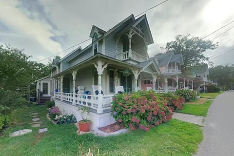 Queen's Vintage Cottage House in Oak Bluffs