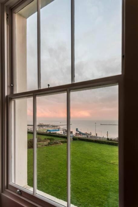 Jane's View - Luxury apartment with breathtaking views Condo in Ramsgate