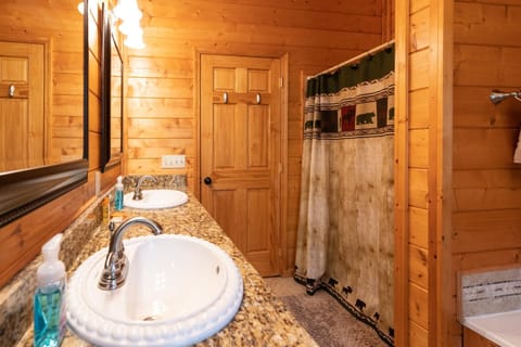 Rushing Creek Cabin - Secluded Mountain Cabin with Outdoor Fire Pit Chalet in Nantahala