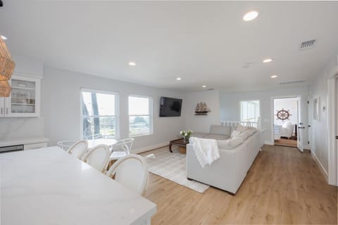 Bright and airy beach vacation spot- perfect for families and ocean views House in Moss Beach