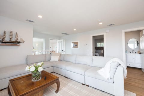 Bright and airy beach vacation spot- perfect for families and ocean views Haus in Moss Beach