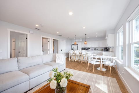 Bright and airy beach vacation spot- perfect for families and ocean views Haus in Moss Beach