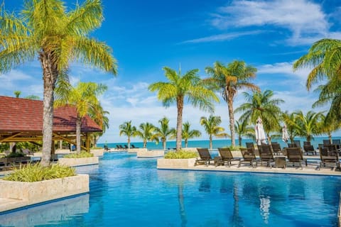 Bristol Lake House - Private Pool - King Beds - Next to El Faro Beach Club Villa in Panama