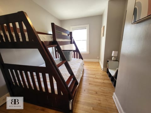 KingBed15 Mins to DTWN, 3 miles to CLE Clinic & CWRU House in Cleveland Heights