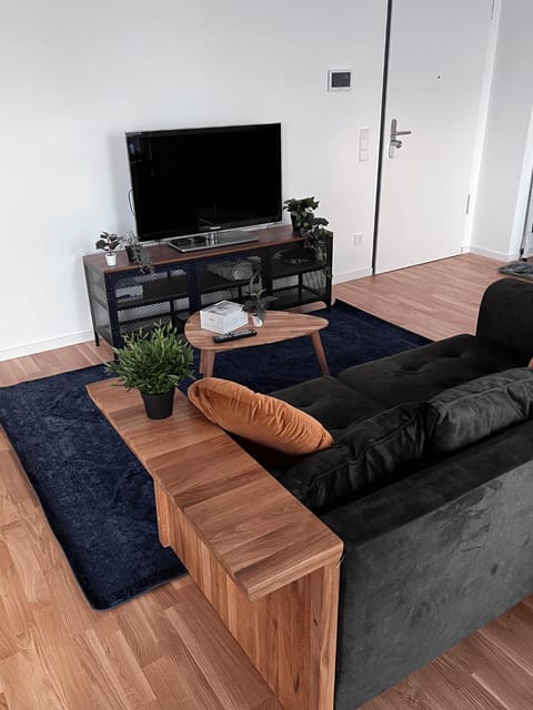 TV and multimedia, Living room, Seating area, Evening entertainment