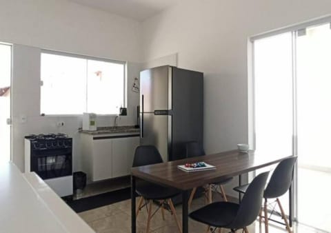 Kitchen or kitchenette, Dining area, minibar, pet friendly, stove