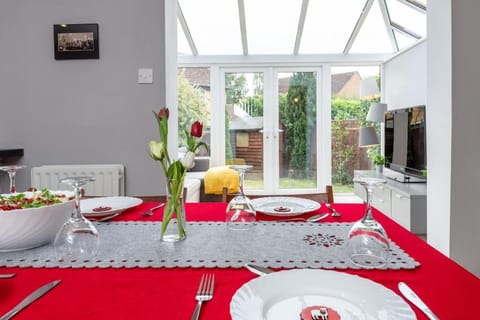 iStay Here Ltd - 1 Bed House with Wifi and Parking - An African Adventure Haus in Stevenage
