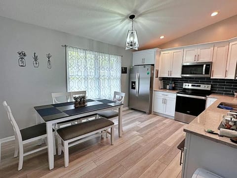 Kitchen or kitchenette, Dining area, dishwasher, minibar, pet friendly, stove, toaster