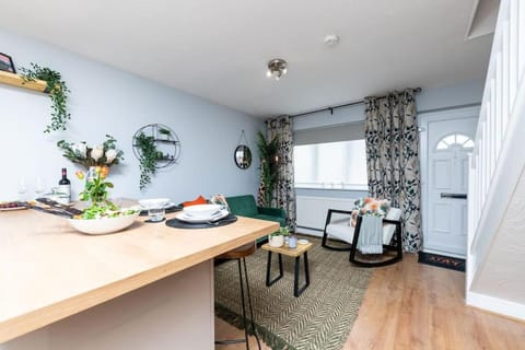 iStay Here Ltd - Luxury 1 Bed with Wifi, Sky, Parking - African Adventure House in Stevenage