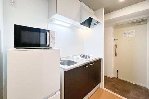 Kitchen or kitchenette, minibar, stove