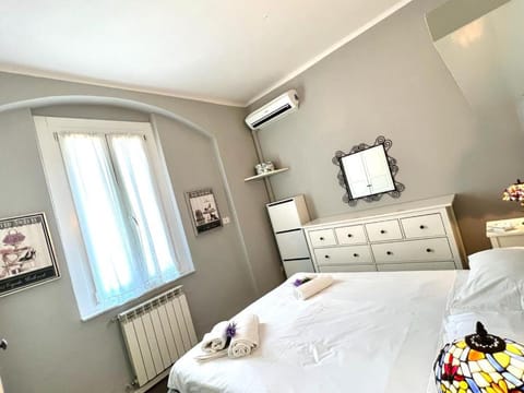 Bedroom, air conditioner