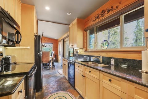 Tranquil 4BR on Peak 7 with Hot Tub Dog Friendly House in Breckenridge