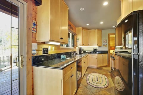 Tranquil 4BR on Peak 7 with Hot Tub Dog Friendly Haus in Breckenridge