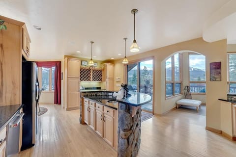 Highlands Ridge Retreat Massive 9 BDR Estate with Free Shuttle and Dog Friendly House in Breckenridge