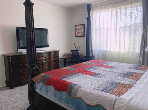 Large master bedroom with Separate bathroom and work desk on the first floor Vacation rental in Riverside