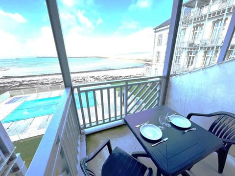 Patio, Day, View (from property/room), Balcony/Terrace, Dining area, Pool view, Sea view, Swimming pool