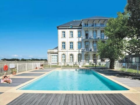 Property building, Day, Swimming pool