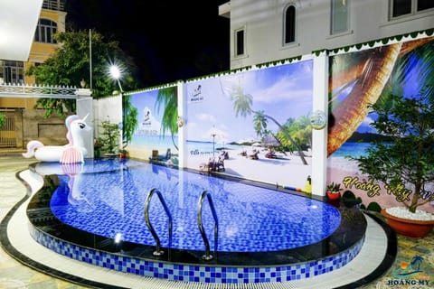 Communal lounge/ TV room, Night, Natural landscape, Hot Tub, Evening entertainment, Pool view, Swimming pool, Swimming pool, sunbed