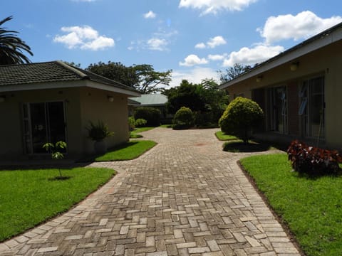 2 bedroomed apartment with en-suite and kitchenette - 2071 Condominio in Harare