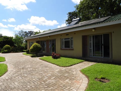 2 bedroomed apartment with en-suite and kitchenette - 2071 Condominio in Harare