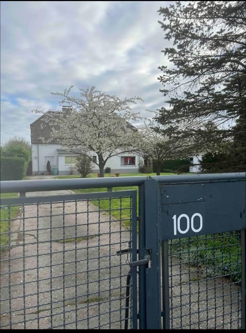 Haus 6 Pers mit Garten 15 min zur Messe Düsseldorf House in Krefeld