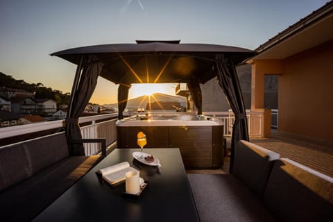 Hot Tub, View (from property/room), Balcony/Terrace, Seating area, Dining area, Sunrise, Sunset