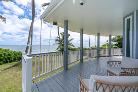 Hale Kahakai - Oceanfront Retreat - Beach Access Casa in Punaluu