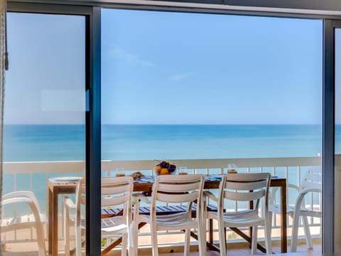 Patio, Day, Natural landscape, View (from property/room), Balcony/Terrace, Dining area, Beach, Sea view