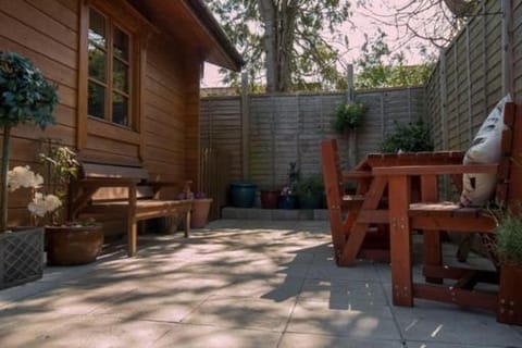 tranquil log cabin Apartment in Shepton Mallet