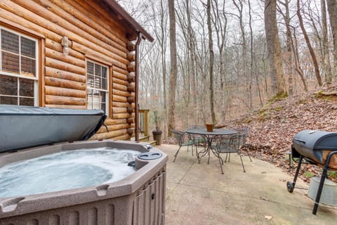 Romantic Ellijay Cabin with Grill and Fire Pit! Maison in Ellijay
