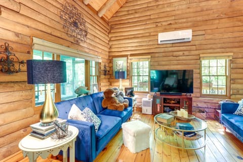 Romantic Ellijay Cabin with Grill and Fire Pit! Haus in Ellijay