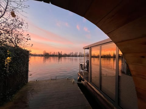 NEW - Little Asia - Stunning Boathouse on al lake Near Amsterdam Barco atracado in South Holland (province)