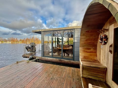 NEW - Little Asia - Stunning Boathouse on al lake Near Amsterdam with Sauna Docked boat in South Holland (province)