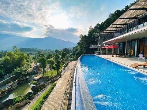 Day, Natural landscape, Hot Tub, Mountain view, Pool view, Swimming pool, sunbed