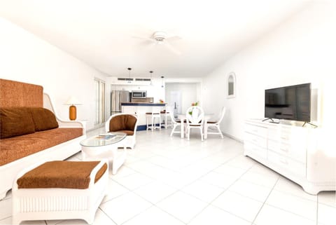 One bedroom appartement with shared pool furnished balcony and wifi at Lowlands Condo in Sint Maarten