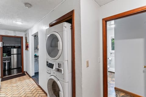 Kitchen or kitchenette, washing machine, dryer