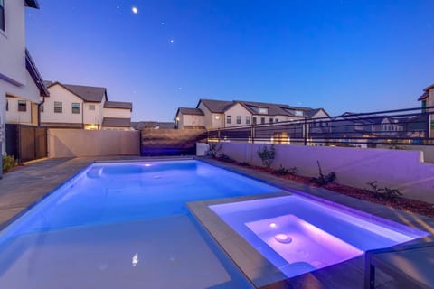 Snow Canyon Oasis Ocotillo 42 Large Private Pool and Hot Tub, 2 Firepits, 2 PlayStations House in Santa Clara