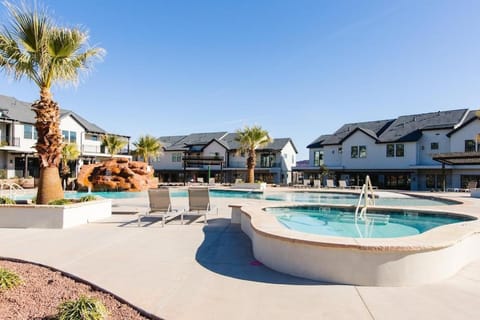 Snow Canyon Oasis Ocotillo 42 Large Private Pool and Hot Tub, 2 Firepits, 2 PlayStations House in Santa Clara