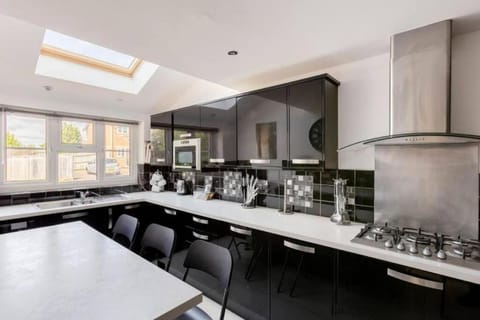 Lovegrove House - Modern 3 bed house for business or family stay with free parking Casa in Slough
