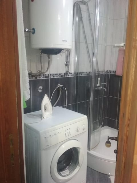 Shower, Bathroom, towels, washing machine