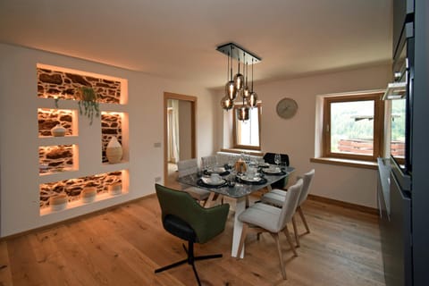 Kitchen or kitchenette, Seating area, Dining area