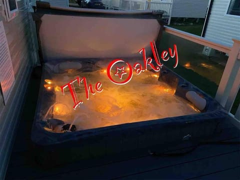 Tattershall Lakes The Oakley Caravan 8 berth with Hot tub & WiFi House in Tattershall
