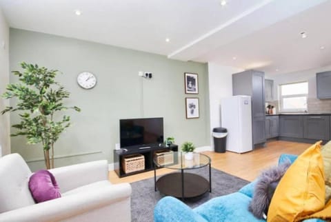 Lovely Bristol Gem - Sleeps 22 Apartment in Bristol