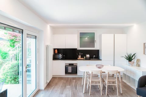 Kitchen or kitchenette, Dining area, stove