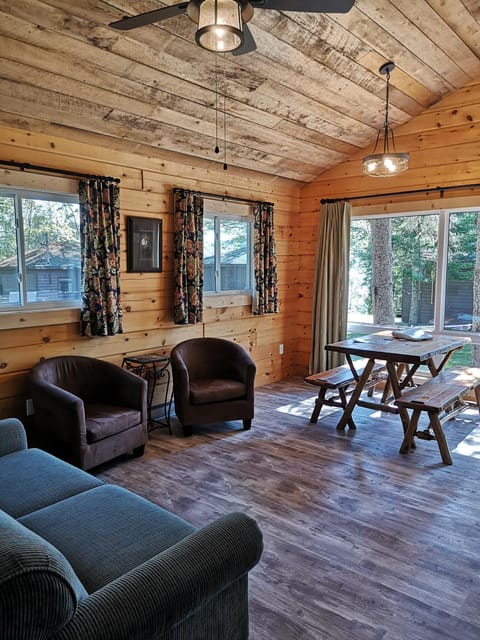 The Pines Cottage Resort Campingplatz /
Wohnmobil-Resort in Lake of Bays
