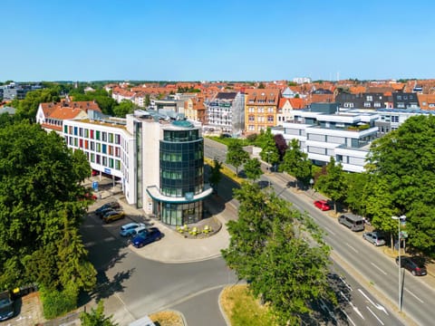 Property building, Day, Neighbourhood, Bird's eye view, City view, Street view, Location, Parking