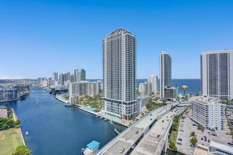 Stunning Beach Resort Large 4BR 3BA Condo 24 FL House in Hallandale Beach