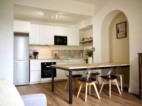 Kitchen or kitchenette, Dining area, dishwasher, minibar, pet friendly, stove