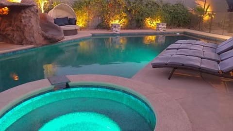 Luxury Villa, with bonus pool house, Private Pool, Hot tub, rock water fall and slide, putting green, basketball, shuffle board, play gym, privately gated on circular driveway. Villa in Las Vegas